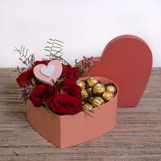 Caja Corazon rosas y Ferrero