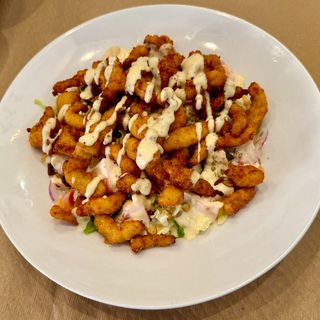 Ensalada de pollo crujiente a la mostaza antigua