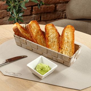 Pâinea și untul casei