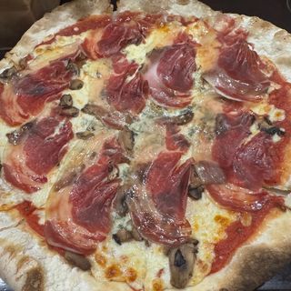 Pizza de jamón ibérico, queso azul y champiñones 