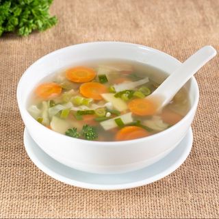 Zuppa di pollo chiara