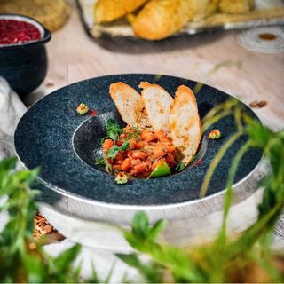 ორაგულის ტარტარი გახუხული ბაგეტით