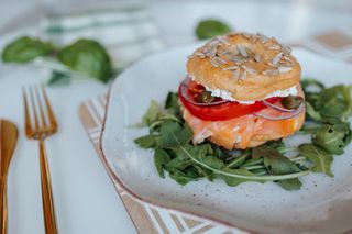 Keto bajgiel z łososiem i twarożkiem