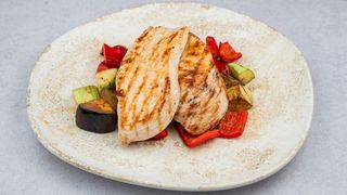 Grilovana piletina na sotiranom povrću