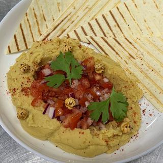 Хумус с томатами