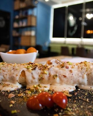 Punjeni rolovani pileći file u sosu od gorgonzole i pistaća