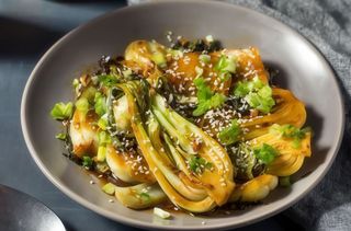 100B Cavolo cinese saltato con aglio e pepe