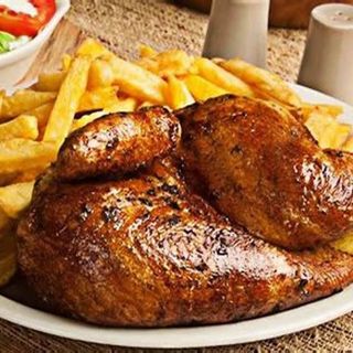 1/2 Pollo + Patatas Fritas + 2 Salsas