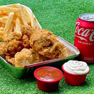 COMBO DUO 2 Empanadas a elegir + Cubo de 8 Tiras de Receta Crispy + 2 Raciones de patatas + 2 Refrescos 