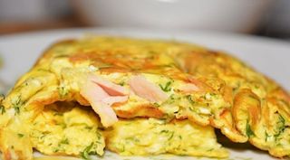 Omletă cu şuncă și caşcaval