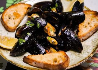 Midii în sos de vin și usturoi