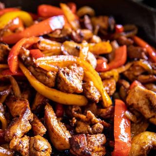 FAJITAS AL MEZCAL CON CHIPOTLE