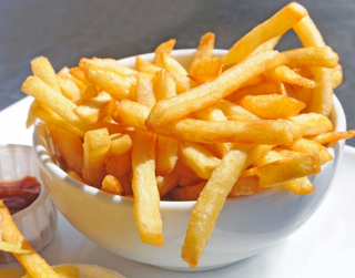 Domaći pomfrit sa cheddar prelivom 300g