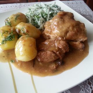 Żurek  polędwiczka  wieprzowa w sosie  kluski  śląskie  surówka 