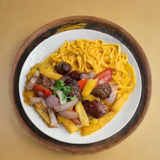 Tallarines En Salsa A La Huancaína Con Lomo Salteado