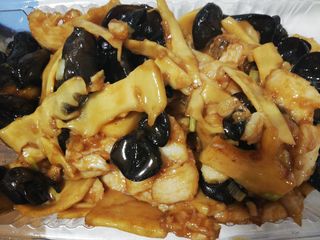 147. Пилешко с китайски гъби и бамбук (500г)