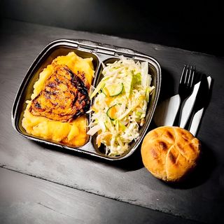 Meniu ostropel de pui (~700g) + desert chec  (60g)