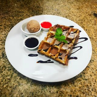 Венские вафли с ягодным соусом и мороженое