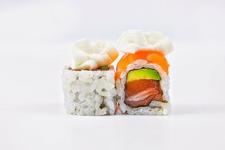 102. Uramaki salmon cream cheese