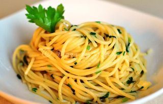Spaghetti cu usturoi, ulei si peperoncino