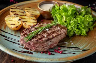 Steak fin din mușchi de vită cu cartofi copt si sos