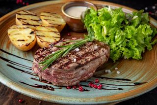 Steak fin din mușchi de vită cu cartofi copt si sos