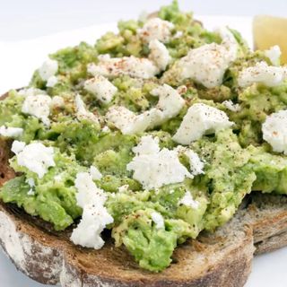 Tostada Aguacate + Queso Feta