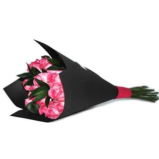 Buchet din 11 trandafiri roz cu verdeata decorativa in carton negru