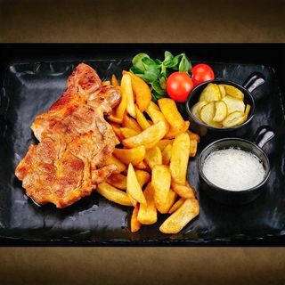 CEAFA DE PORC LA GRATAR CU CARTOFI PRAJITI CASTRAVETI MURATI SI MUJDEI 300g