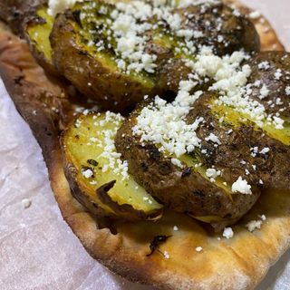 Картопля печена під зеленим соусом