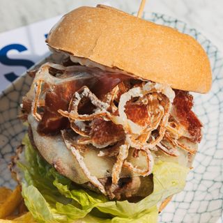 Burger La Ibérica con patatas fritas