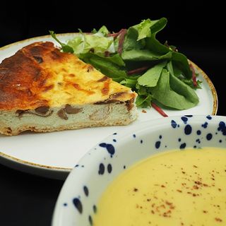 Supa zilei+ Tartă sărată cu pui & salata mix