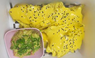 Nachos con cheddar y guacamole