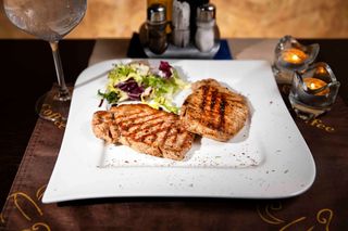 Cotlet de porc fara os la gratar