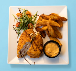 Пилешко Кордон бльо с пържени картофи и  специален сос