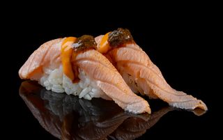 146. Nigiri sake scottato 2 pezzi