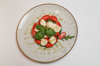 Caprese salata sa baby mozzarellom 250 gr
