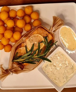 Запечене з червоної риби філе з кульками картопляними