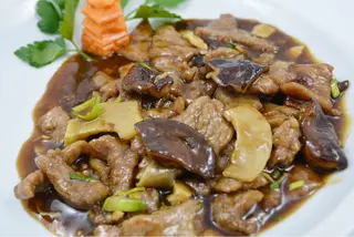 Ternera con bambú y setas