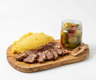 Pastramă de oaie cu mămăligă și murături
