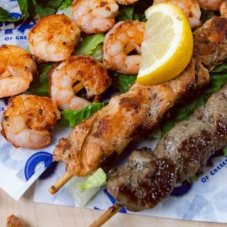 Souvlaki pui-creveti la farfurie 