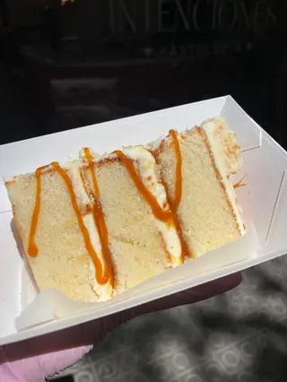 Pastel chocolate blanco y caramelo salado 