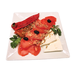 Салата Домати с печена чушка и краве сирене  (400г)