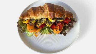 Croissant z hummusem i kiszonkami