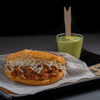 Arepa Carne Mechada Con Queso
