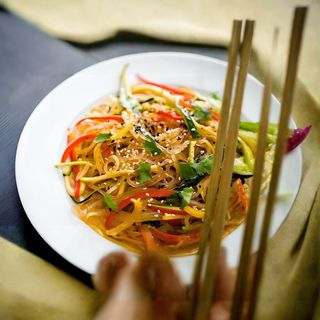 051. Spaghetti di soia con verdure