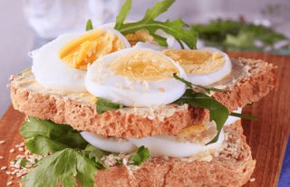 Sendvič sa avokadom i kuhanim jajetom