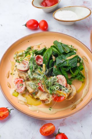 Куриное филе со сливочным соусом и овощами