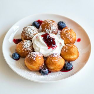 Papanasi cu dulceata si smantana