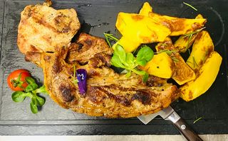 Cotlet de porc la gratar, cartofi cu rozmarin si salata de sfecla